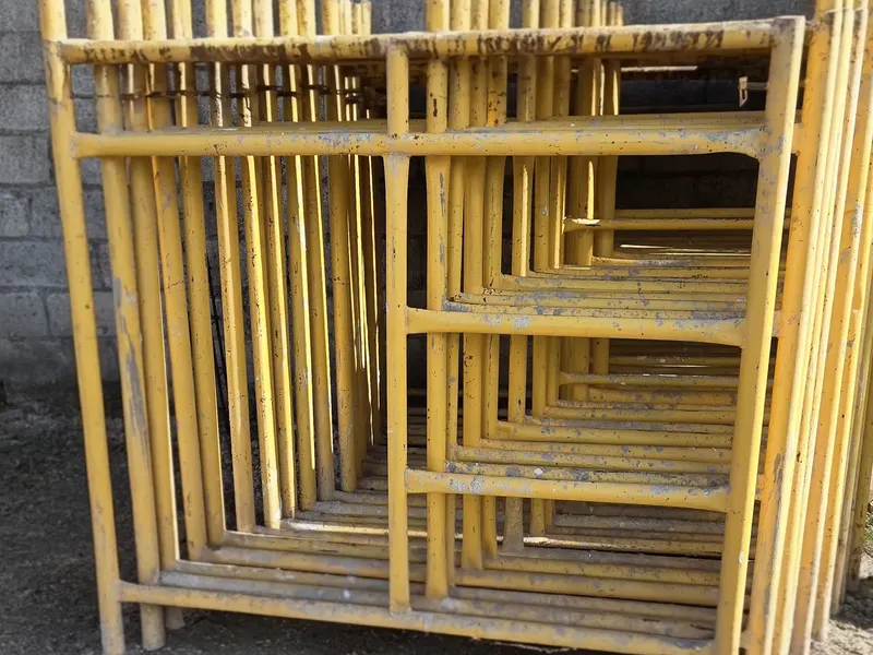 Andamios tubulares montados en la fachada de una obra
