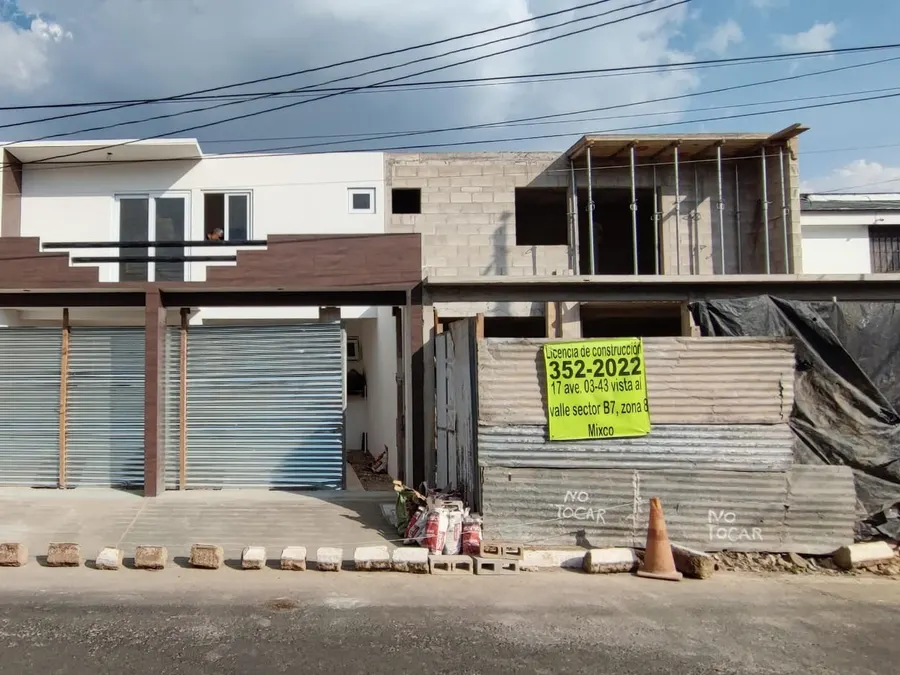 Vivienda de dos niveles en construcción vista desde la calle, sector B7, San Cristóbal 2